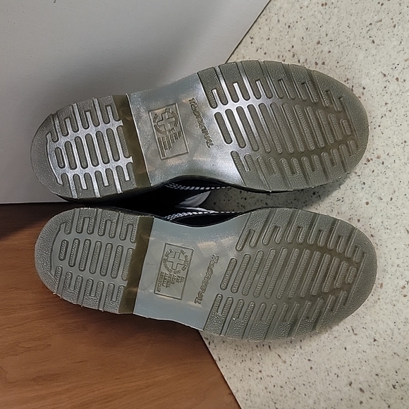 Limited Edition Dr. Martens 1460 Hello Kitty & Friends Boots - Picture 5 of 6